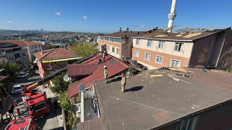 KUVVETLİ RÜZGARDA UÇAN ÇATI İKİ BİNANIN ÇATISINA SAVRULDU