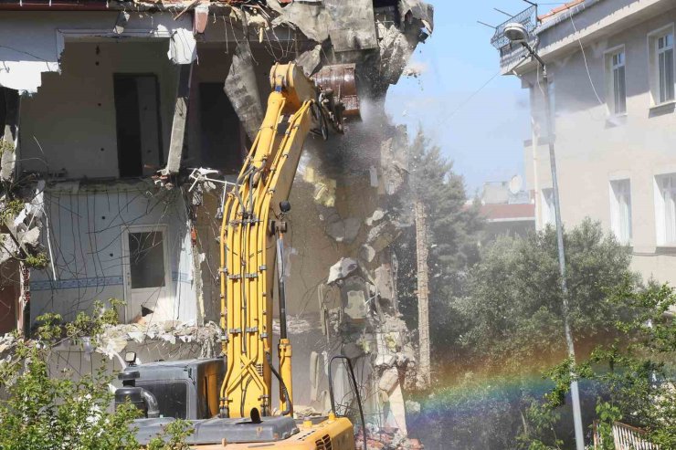 BÜYÜKÇEKMECE’DE DEPREMDE YIKILMA RİSKİ TAŞIYAN 35 DAİRE YIKILDI