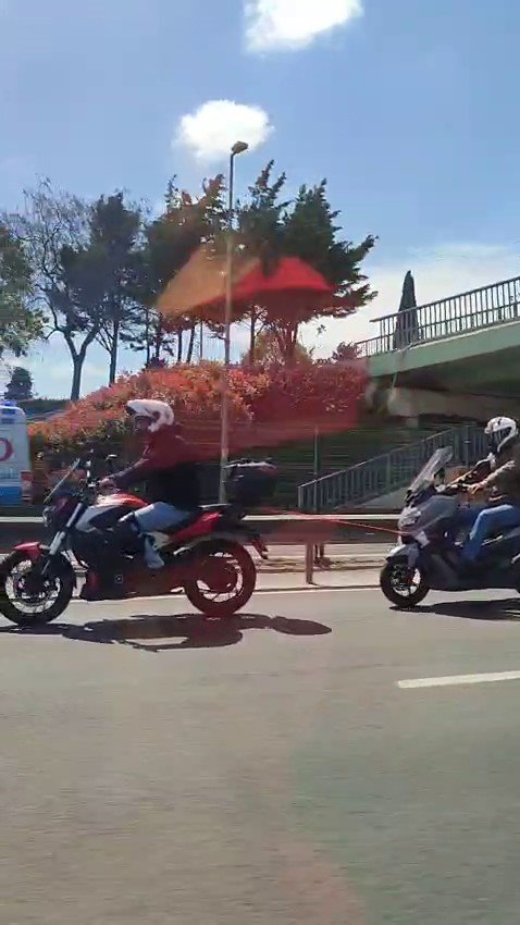 E-5’TE TEHLİKELİ YOLCULUK: ARIZALANAN MOTOSİKLETİ İPLE ÇEKTİ
