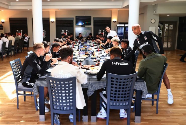 BEŞİKTAŞ BAŞKANI SERDAL ADALI, FUTBOL A TAKIMI İLE BULUŞTU