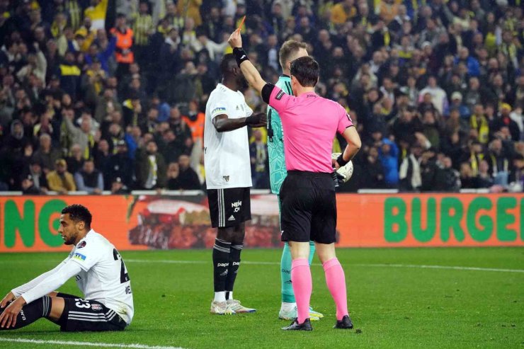 BEŞİKTAŞ, FENERBAHÇE MAÇLARINDA ÇOK KIZARIYOR