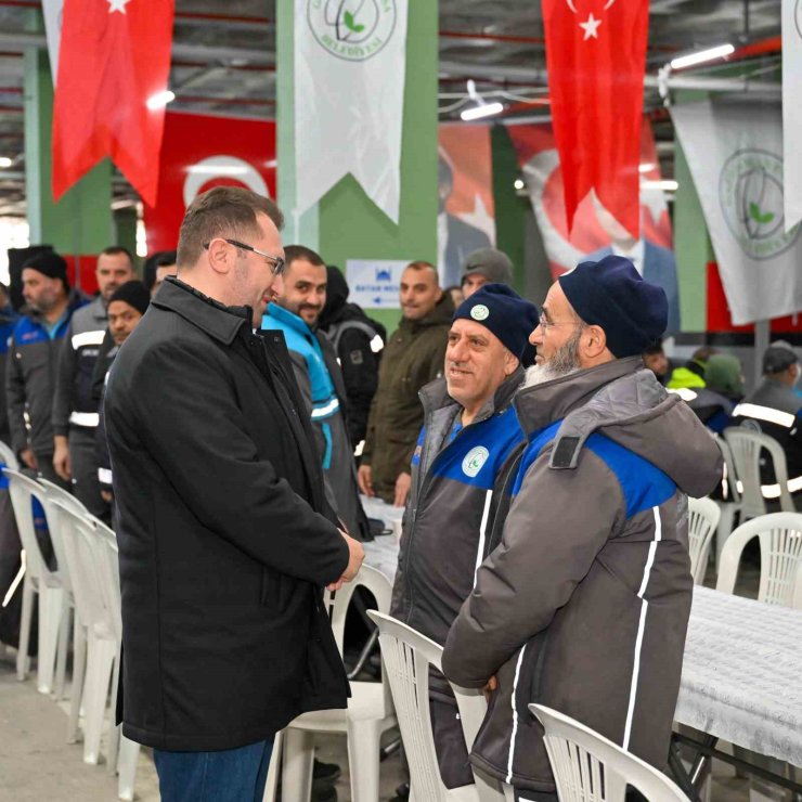 GAZİOSMANPAŞA’DAKİ BELEDİYE İŞÇİLERİ 1 MAYIS’I KUTLADI