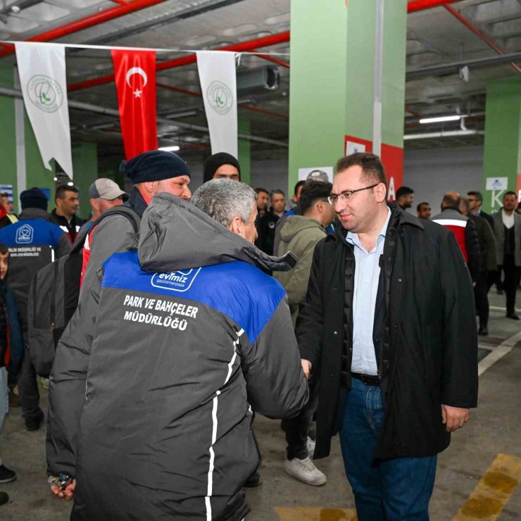 GAZİOSMANPAŞA’DAKİ BELEDİYE İŞÇİLERİ 1 MAYIS’I KUTLADI