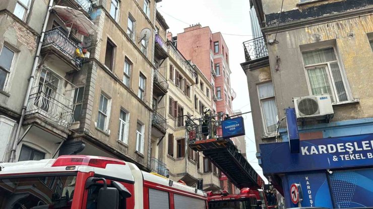 BEYOĞLU’NDA KORKUTAN BACA YANGINI
