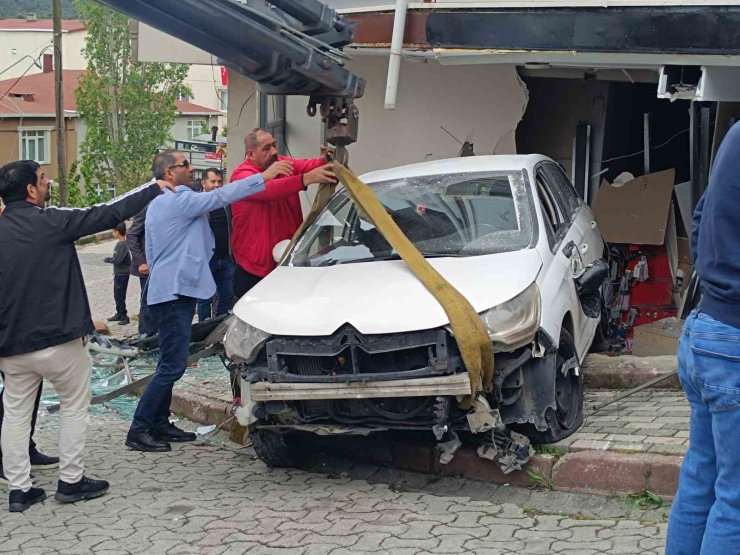SANCAKTEPE’DE OTOMOBİL TELEFONCUYA DALDI