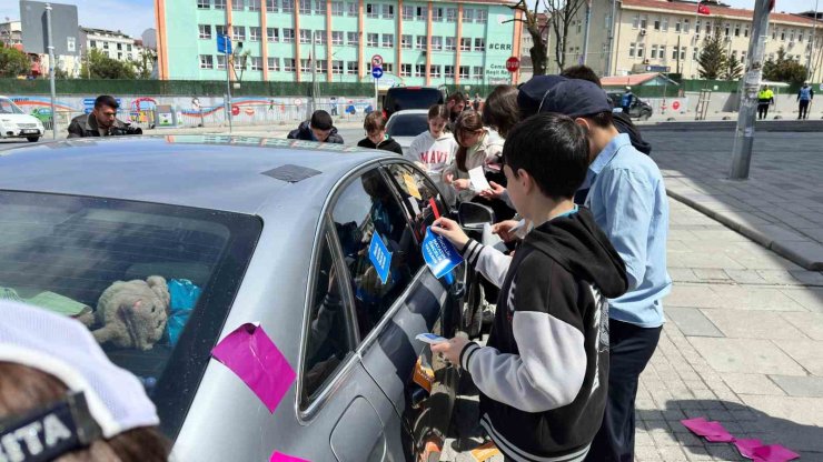 ARNAVUTKÖY’DE TRAFİK FARKINDALIĞINA ETİKETLİ UYARI: "ÖNCELİK YAYANIN, ÖNCELİK HAYATIN"