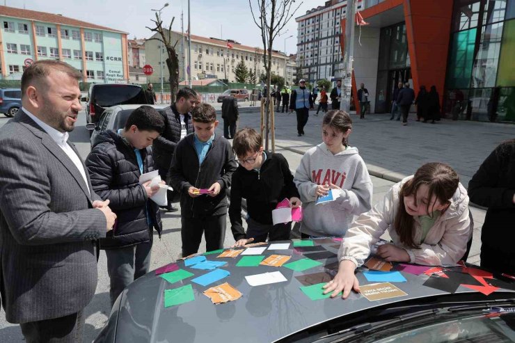 ARNAVUTKÖY’DE TRAFİK FARKINDALIĞINA ETİKETLİ UYARI: "ÖNCELİK YAYANIN, ÖNCELİK HAYATIN"