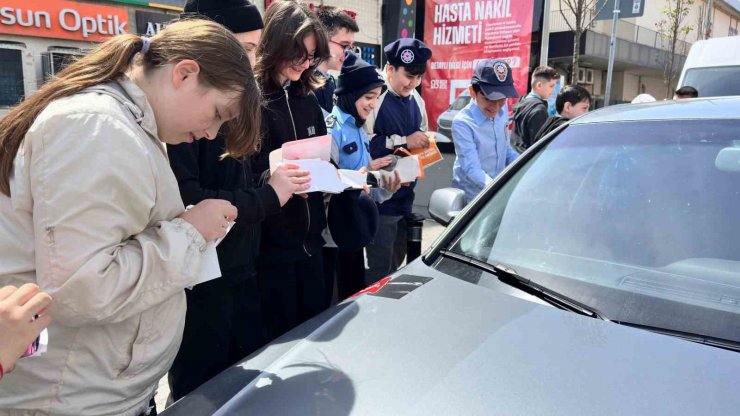 ARNAVUTKÖY’DE TRAFİK FARKINDALIĞINA ETİKETLİ UYARI: "ÖNCELİK YAYANIN, ÖNCELİK HAYATIN"