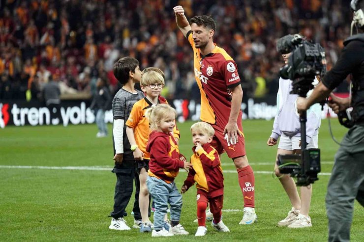 GALATASARAY’DA MAÇ SONU 3’LÜSÜ MERTENS VE MUSLERA’DAN