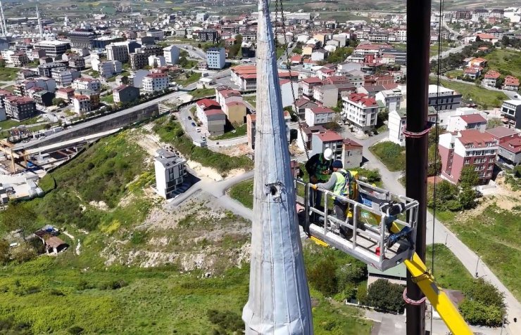 DEPREMDE HASAR GÖREN ARNAVUTKÖY SIDDIK CAMİİ’NİN MİNARESİ SÖKÜLDÜ