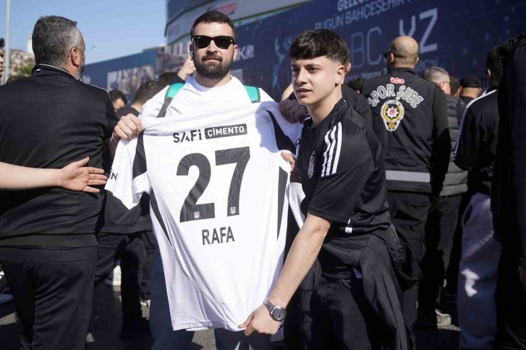 BEŞİKTAŞ TARAFTARI STADA GELDİ