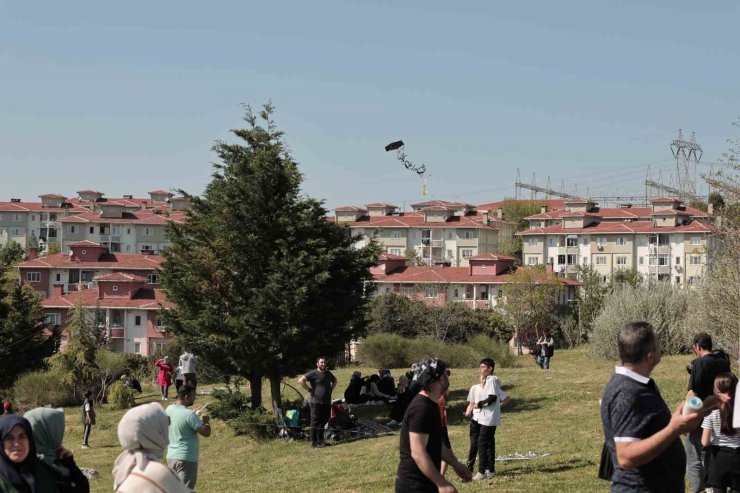 ARNAVUTKÖY’DE "UÇURTMA ŞENLİĞİ" RENKLİ GÖRÜNTÜLER OLUŞTURDU