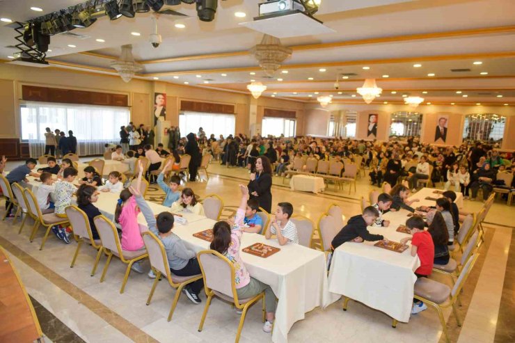 ESENYURT’TA MİNİKLER AKIL VE ZEKA OYUNLARIYLA YARIŞTI