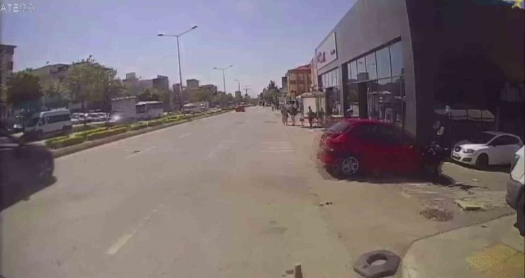 ATAŞEHİR’DE ZİNCİRLEME KAZA: SAVRULAN ARAÇ YAYAYA ÇARPTI