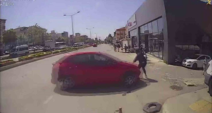 ATAŞEHİR’DE ZİNCİRLEME KAZA: SAVRULAN ARAÇ YAYAYA ÇARPTI