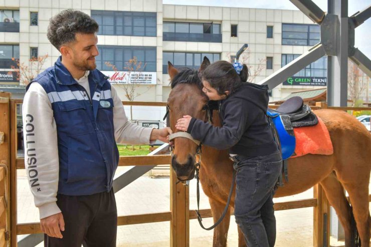 ESENYURT BELEDİYESİ’NDEN ÇOCUKLARA AT ÇİFTLİĞİ GEZİSİ