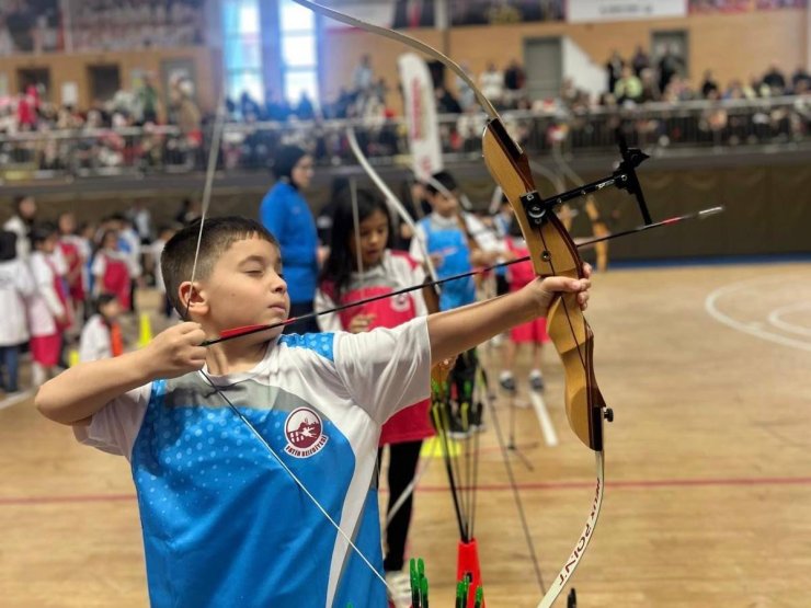 FATİH’İN OKÇULARI KIYASIYA YARIŞTI