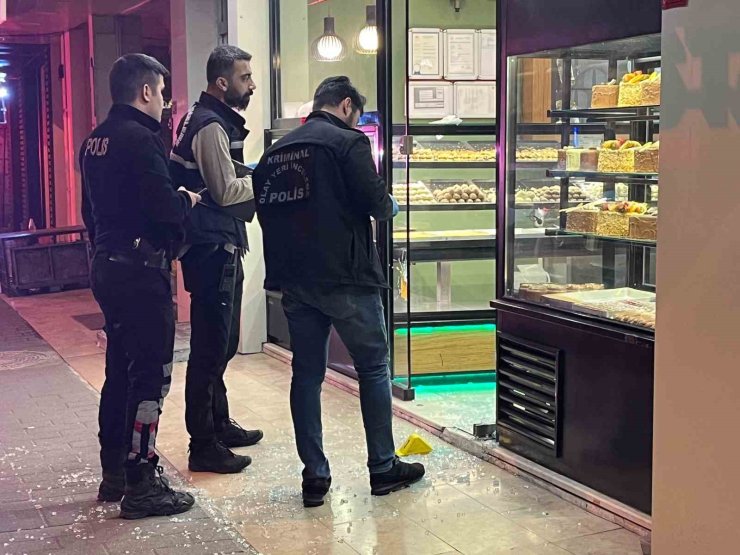 GAZİOSMANPAŞA’DA HUSUMETLİSİNDEN KAÇARAK KAFEYE SAKLANAN GENÇ, SİLAHLI SALDIRIDA YARALANDI