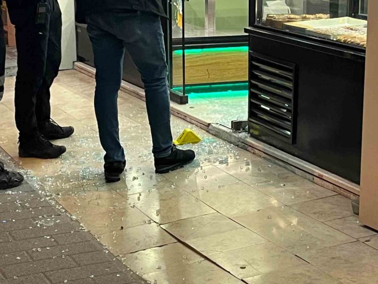 GAZİOSMANPAŞA’DA HUSUMETLİSİNDEN KAÇARAK KAFEYE SAKLANAN GENÇ, SİLAHLI SALDIRIDA YARALANDI