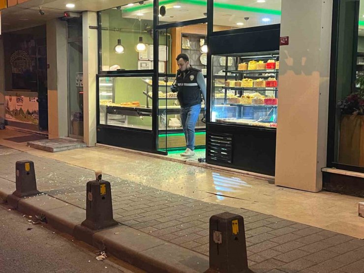 GAZİOSMANPAŞA’DA HUSUMETLİSİNDEN KAÇARAK KAFEYE SAKLANAN GENÇ, SİLAHLI SALDIRIDA YARALANDI