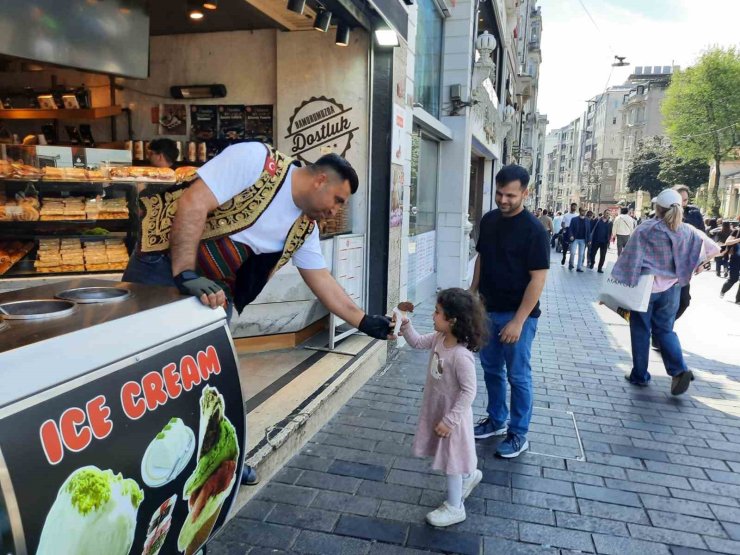 İSTANBUL’A BAHAR GELDİ, SICAK HAVA BUNALTTI