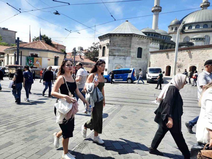 İSTANBUL’A BAHAR GELDİ, SICAK HAVA BUNALTTI