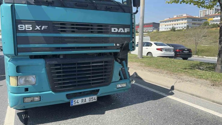 BAŞAKŞEHİR’DE YOLUN KARŞISINA GEÇERKEN TIR ÇAPTI: OLAY YERİNDE HAYATINI KAYBETTİ