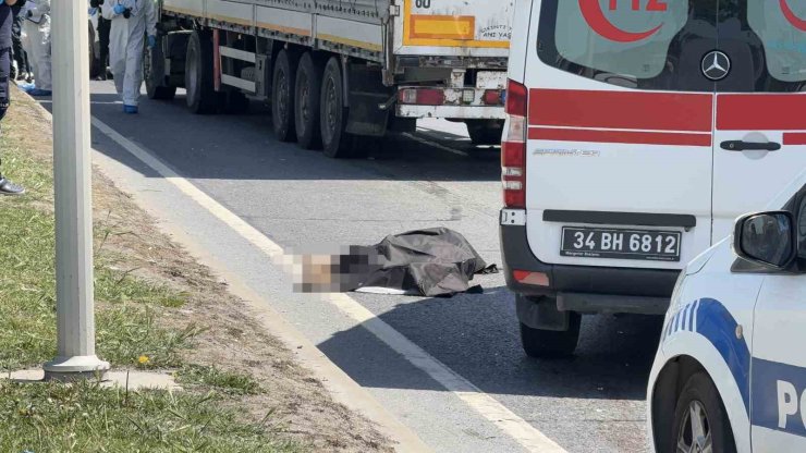 BAŞAKŞEHİR’DE YOLUN KARŞISINA GEÇERKEN TIR ÇAPTI: OLAY YERİNDE HAYATINI KAYBETTİ