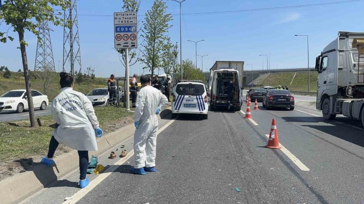 BAŞAKŞEHİR’DE YOLUN KARŞISINA GEÇERKEN TIR ÇAPTI: OLAY YERİNDE HAYATINI KAYBETTİ