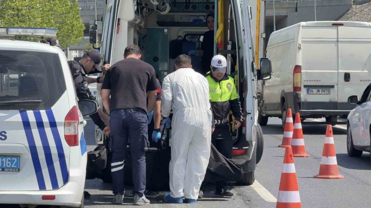 BAŞAKŞEHİR’DE YOLUN KARŞISINA GEÇERKEN TIR ÇAPTI: OLAY YERİNDE HAYATINI KAYBETTİ