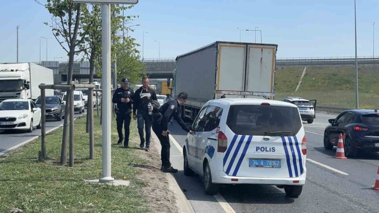 BAŞAKŞEHİR’DE YOLUN KARŞISINA GEÇERKEN TIR ÇAPTI: OLAY YERİNDE HAYATINI KAYBETTİ