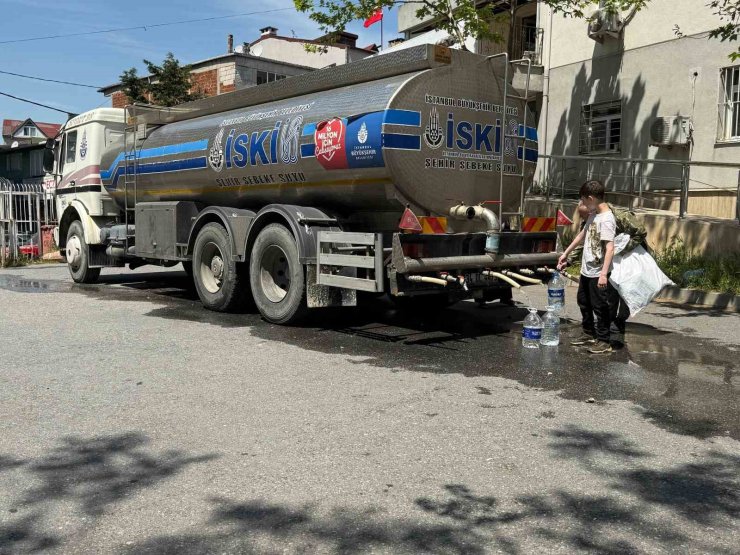 SARIYER’DE ÇÖKEN YOL VATANDAŞI SUYUNDAN ETTİ: TANKERDEN EVLERİNE BİDONLARLA SU TAŞIDILAR
