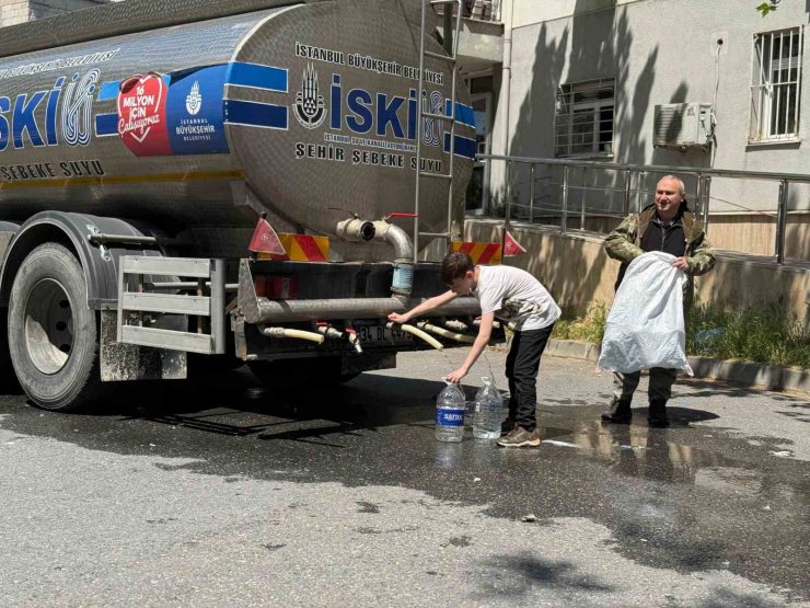 SARIYER’DE ÇÖKEN YOL VATANDAŞI SUYUNDAN ETTİ: TANKERDEN EVLERİNE BİDONLARLA SU TAŞIDILAR