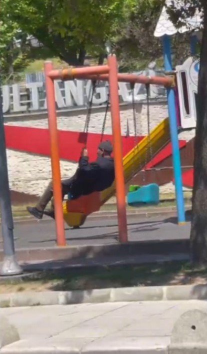 SULTANGAZİ’DE DUYGUSAL ANLAR: SALINCAKTA SALLANARAK ÇOCUKLUK GÜNLERİNE DÖNDÜ