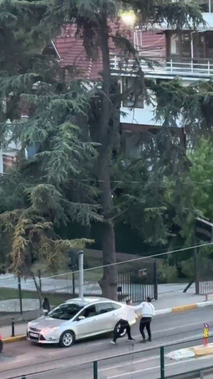 PENDİK’TE YOL VERME KAVGASI: YUMRUKLAR, KASK VE BIÇAK HAVADA UÇUŞTU