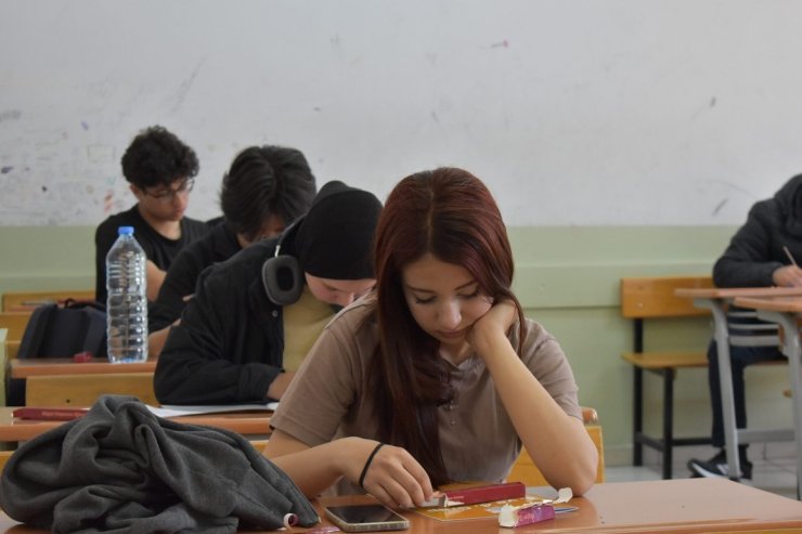 ZEYTİNBURNU’NDA 19. GELENEKSEL KİTAP OKUMA YARIŞMASI SINAVI YAPILDI