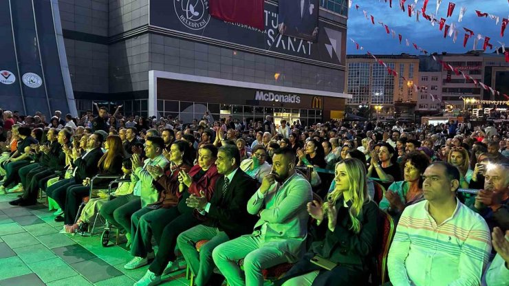 GAZİOSMANPAŞA’DA HIDIRELLEZ ŞENLİĞİ RENKLİ GÖRÜNTÜLERE SAHNE OLDU