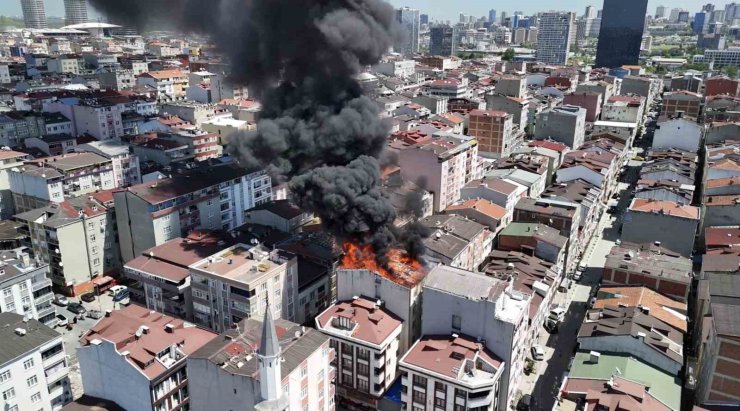 KÜÇÜKÇEKMECE’DE BİNANIN ÇATISI ALEV ALEV YANDI