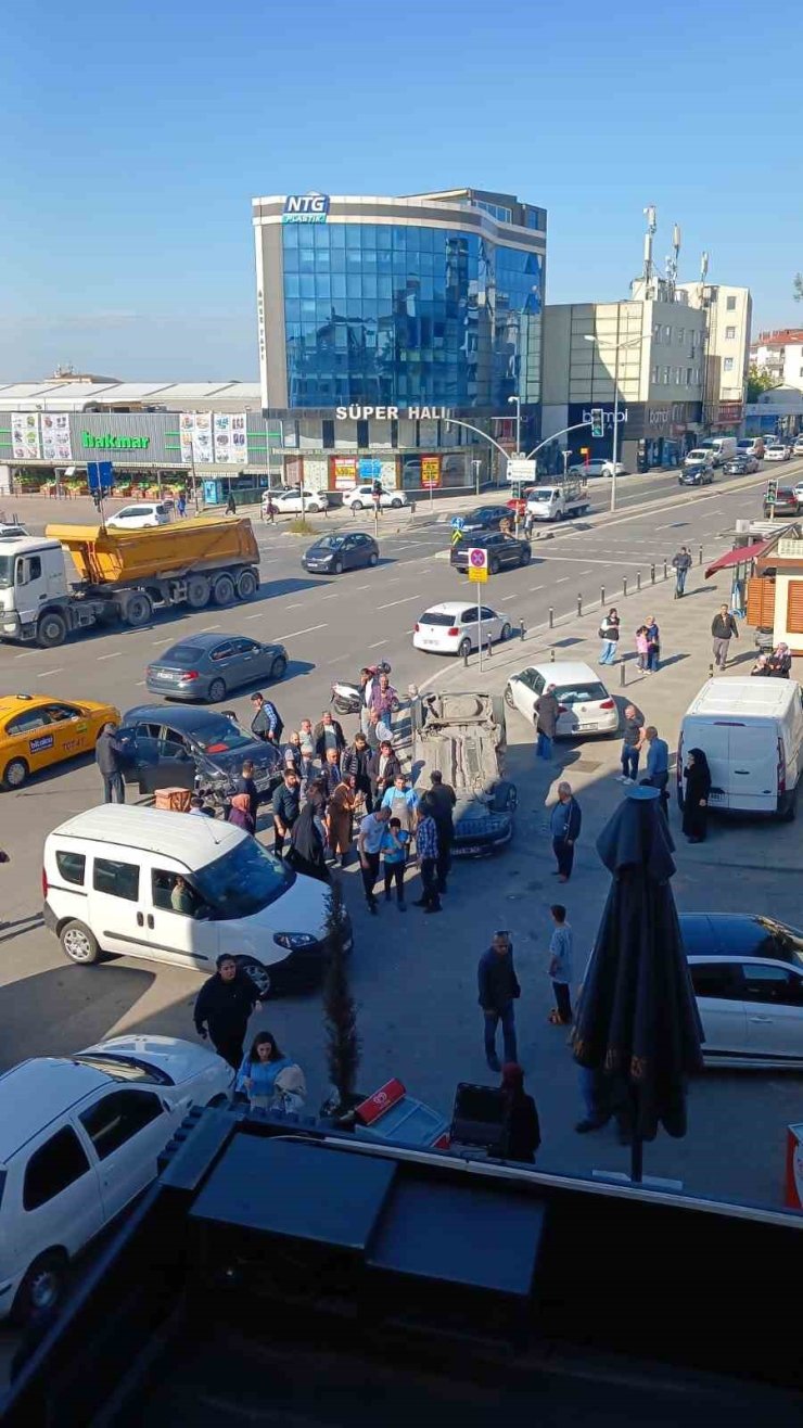PENDİK’TE KIRMIZI IŞIK İHLALİ KAZA GETİRDİ: 5 YARALI