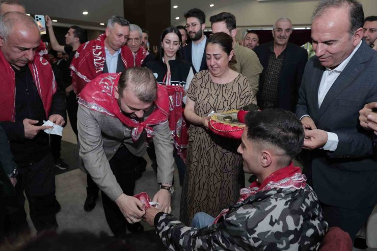 ARNAVUTKÖY’DE ASKERE GİDECEK GENÇLERE KINALI UĞURLAMA
