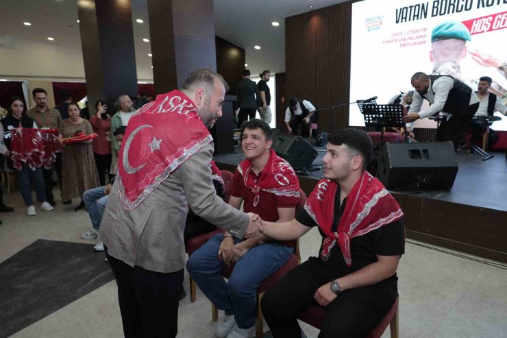 ARNAVUTKÖY’DE ASKERE GİDECEK GENÇLERE KINALI UĞURLAMA