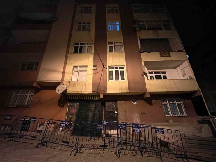 BAĞCILAR’DA İNŞAATIN TEMEL KAZMA İŞLEMİ SIRASINDA HASAR GÖREN 5 KATLI BİNA MÜHÜRLENDİ