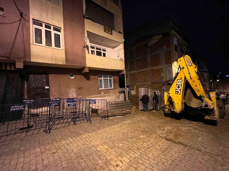 BAĞCILAR’DA İNŞAATIN TEMEL KAZMA İŞLEMİ SIRASINDA HASAR GÖREN 5 KATLI BİNA MÜHÜRLENDİ