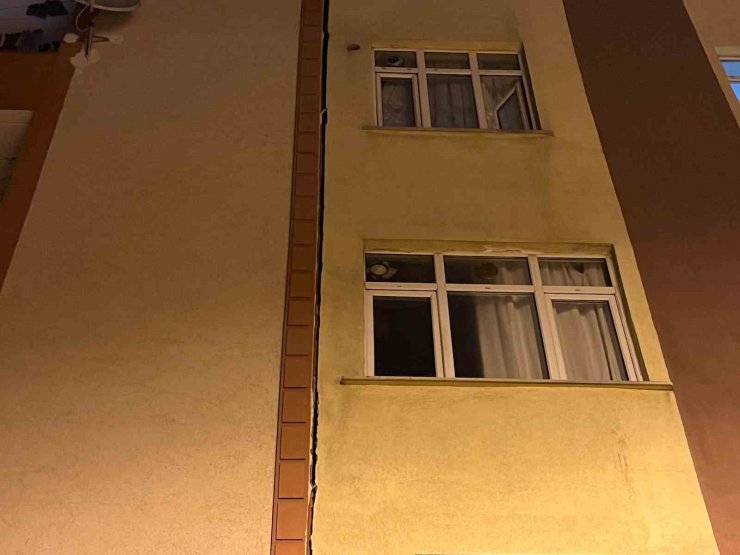 BAĞCILAR’DA İNŞAATIN TEMEL KAZMA İŞLEMİ SIRASINDA HASAR GÖREN 5 KATLI BİNA MÜHÜRLENDİ