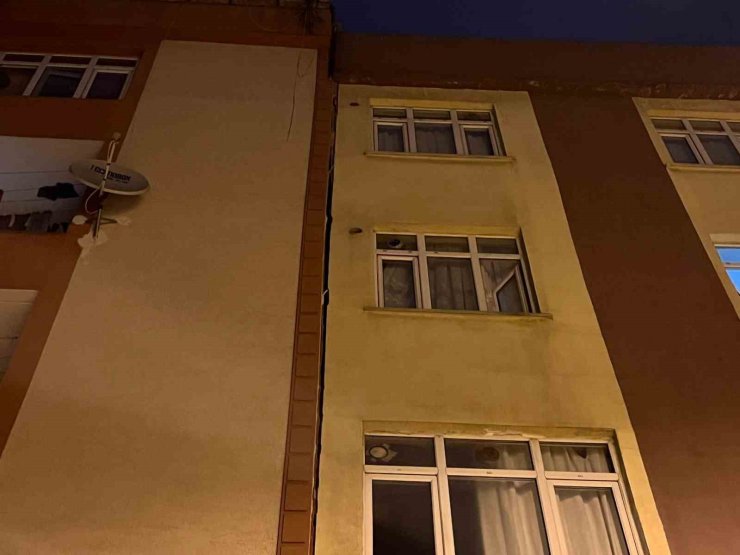 BAĞCILAR’DA İNŞAATIN TEMEL KAZMA İŞLEMİ SIRASINDA HASAR GÖREN 5 KATLI BİNA MÜHÜRLENDİ