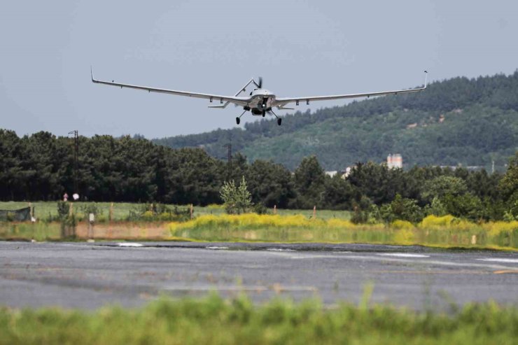 BAYRAKTAR TB2T-AI SİHA, KENDİ İRTİFA REKORUNU KIRARAK GÖKYÜZÜNE DAMGA VURDU