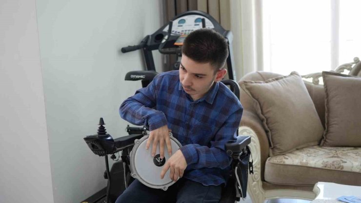 19 YAŞINDAKİ ENGELLİ BİREY MERT ESAT HOBİLERİYLE HAYATA TUTUNUYOR