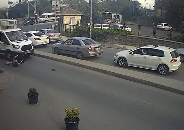 YOLUN KARŞISINA GEÇMEYE ÇALIŞAN KADININ ÜZERİNDEN KAMYONET GEÇTİ