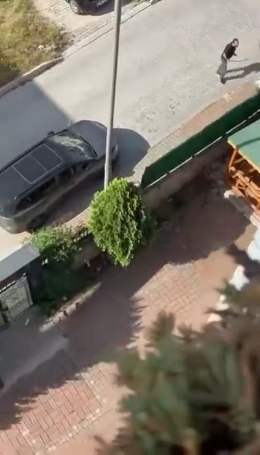 BÜYÜKÇEKMECE’DE ‘GÜRÜLTÜ YAPTINIZ’ DİYEN SOPALI ADAM, KOMŞULARINA DEHŞETİ YAŞATTI