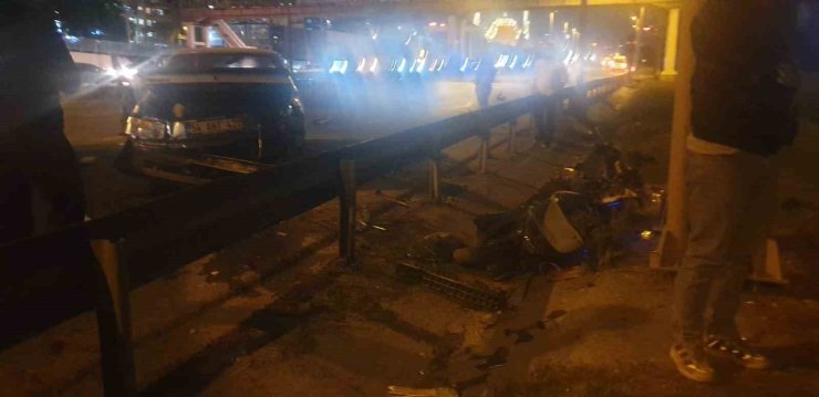 BEYLİKDÜZÜ’NDE KONTROLDEN ÇIKAN TIR ORTALIĞI BİRBİRİNE KATTI: 1 ÖLÜ, 2 YARALI